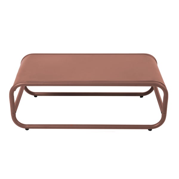 Set aus zwei Beistelltischen aus Metall mit abgerundeten, organisch geformten Tischplatten und schlanken Beinen.