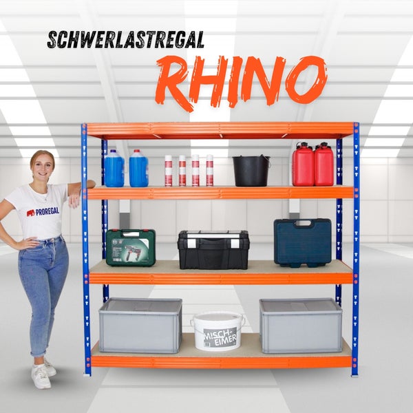 Schwerlastregal Rhino von Proregal mit vier Ebenen, beladen mit Werkzeugkoffern und Behältern, neben einer Frau zur Größenveranschaulichung.