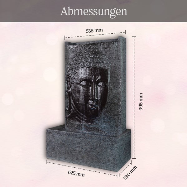 Gartenbrunnen mit Buddha-Kopf-Relief. Maße: Basis 625 Millimeter, Wand 535 Millimeter, Höhe 995 Millimeter, Tiefe 330 Millimeter.