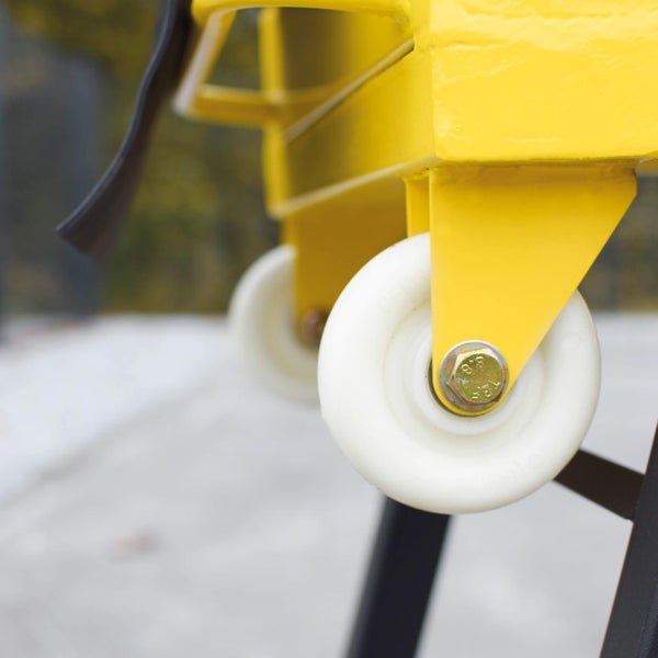 Detailansicht von Transportrollen an einem Werkstattwagen