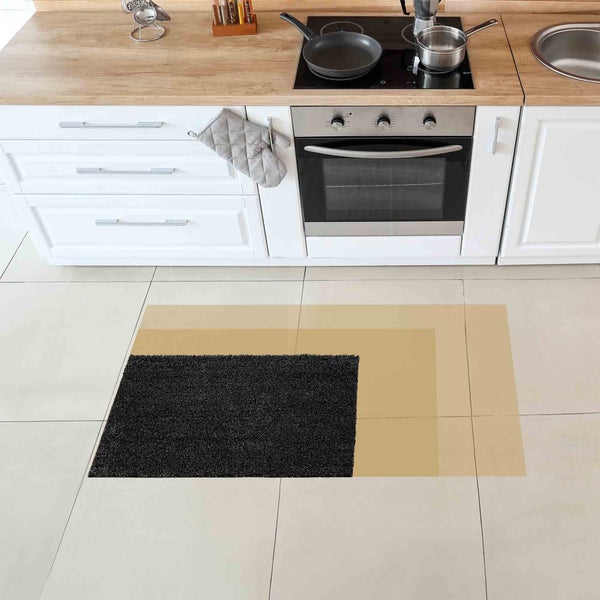 Schwarze Küchenmatte vor einer Küchenzeile