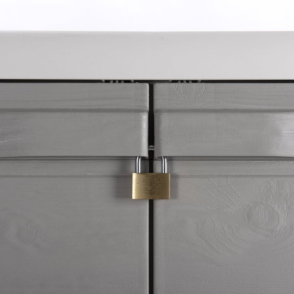 Vorhängeschloss an einem Gartenschrank