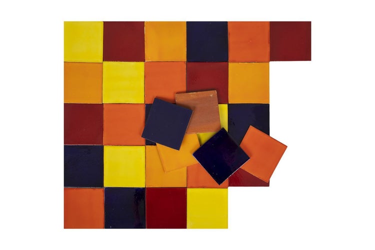 Quadratische Fliesen in verschiedenen Farben