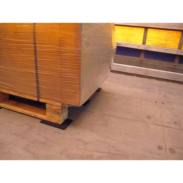 Antirutschmatten zur Ladungssicherung unter einer Holzpalette auf einer Ladefläche.
