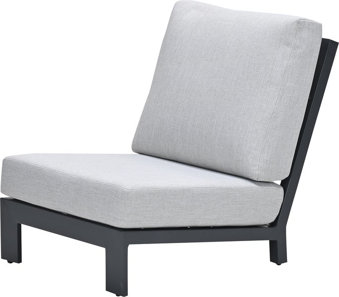 Lounge-Mittelsessel mit dunklem Metallrahmen und hellgrauen Kissen.