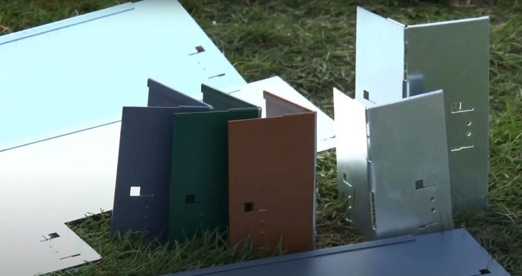 Verschiedenfarbige Hochbeetelemente auf einer Wiese