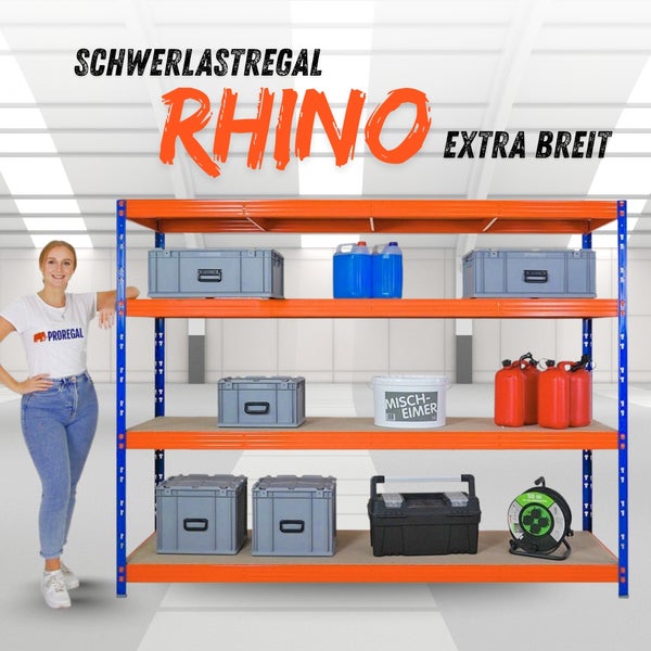 Extra breites Schwerlastregal Rhino aus Metall mit vier Holzböden, bestückt mit verschiedenen Lagerboxen und Kanistern neben einer Person.