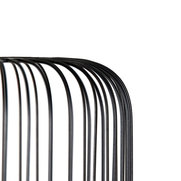 Detailaufnahme eines Dekorationsobjekts aus gebogenem Metall