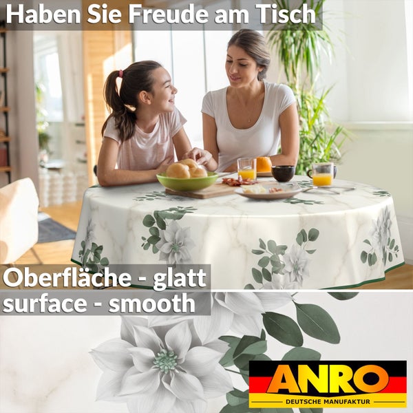 Runder Tisch mit Tischdecke und Blumenmuster im Esszimmer mit Mutter und Tochter beim Essen
