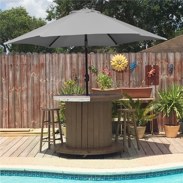 Szene mit Pool, Gartenzaun, Tisch mit Hockern und Sonnenschirm