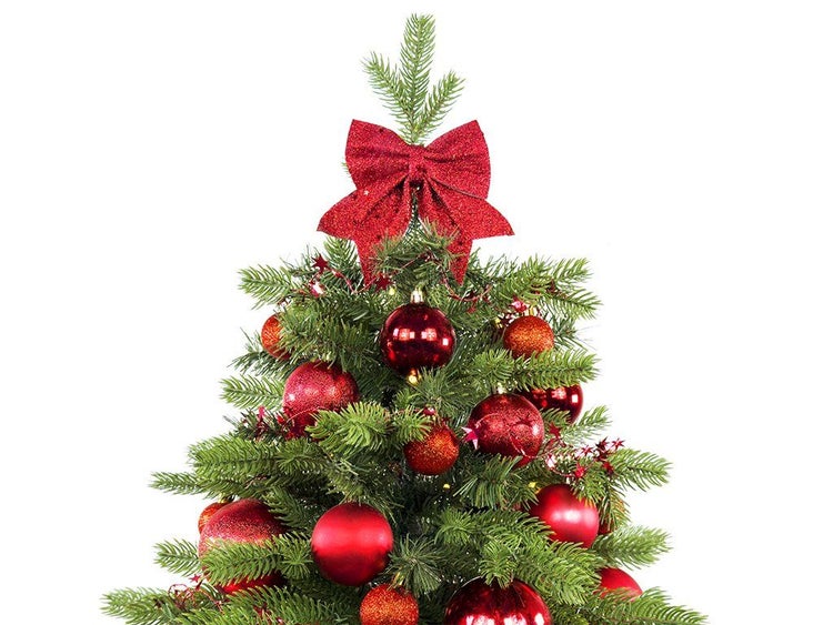 Geschmückter Weihnachtsbaum mit roter Schleife als Baumspitze und Kugeln