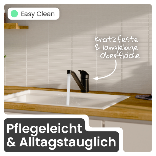 Spültischarmatur vor Fliesenspiegel mit Hinweisen zu kratzfester und langlebiger Oberfläche sowie einfacher Reinigung