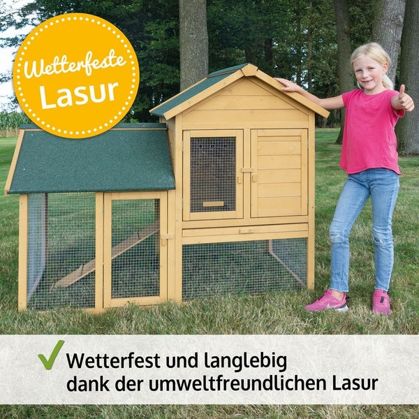 Zweistöckiger Kleintierstall aus Holz mit langlebiger, wetterfester Lasur, integriertem Freigehege und Bitumendach in einem hellen Garten.
