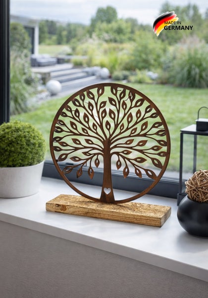 Dekorativer Baum des Lebens aus Metall in Kreisform auf einem rechteckigen Holzsockel als Fensterdekoration, Produkt hergestellt in Deutschland.