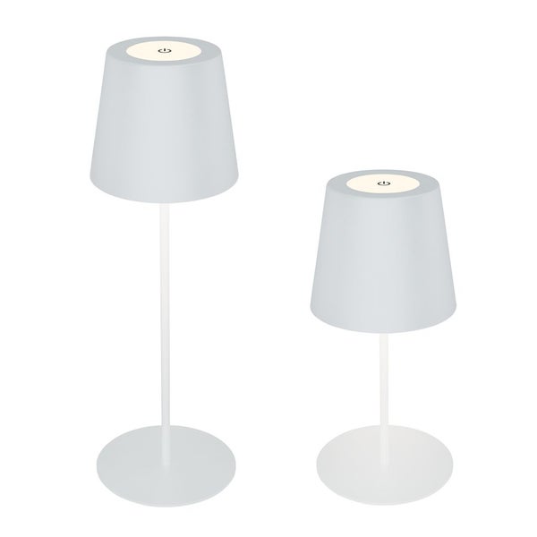 Zwei kabellose Tischleuchten in verschiedenen Höhen mit konischen Schirmen und runden Standfüßen.