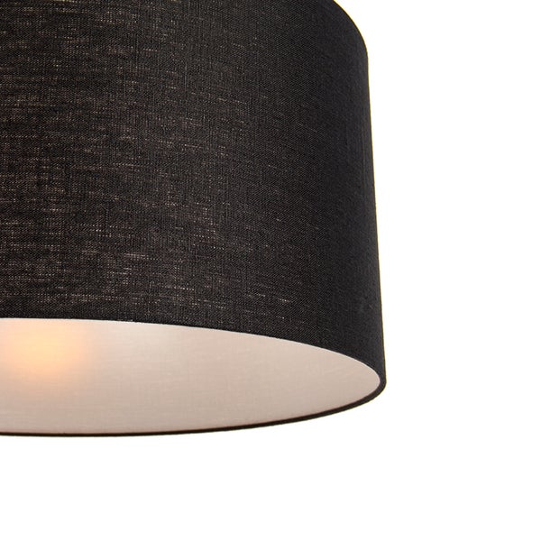 Lampenschirm aus schwarzem Stoff in zylindrischer Form, Detailansicht der Textilstruktur.