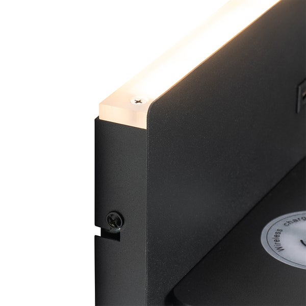 Detailansicht einer schwarzen Außenleuchte mit integrierter Lichtleiste