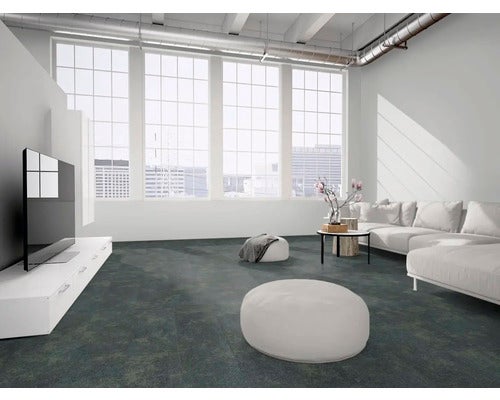 Modernes, helles Wohnzimmer im Loft-Stil mit dunklem Bodenbelag in Steinoptik, weißem Sofa und großen Sprossenfenstern.