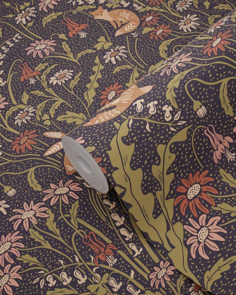 Vliestapete mit floralem Muster, Füchsen, Blumen und Blättern im Arts-and-Crafts-Stil.