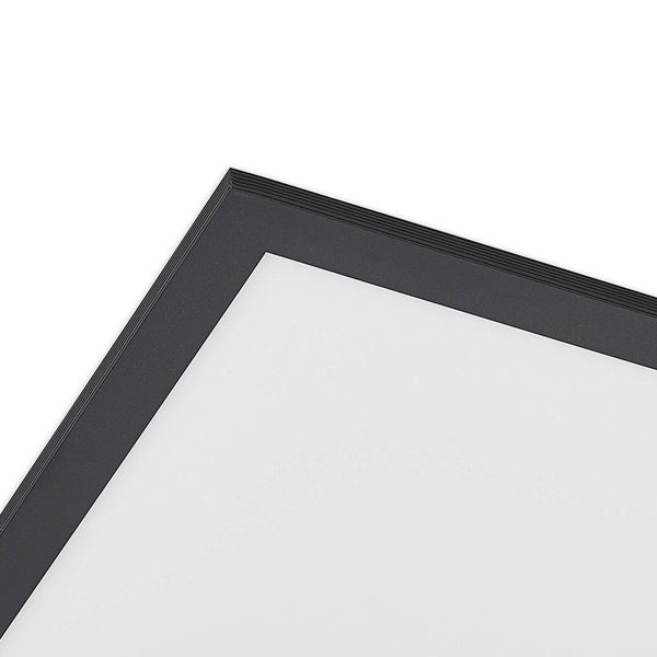 Eckdetail eines schwarzen LED-Panels mit geriffeltem Rahmen und weißem Diffusor.