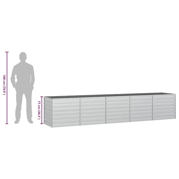 Längliches Hochbeet aus Metall mit einer Höhe von 77 Zentimetern im Größenvergleich zu einer Person von 180 Zentimetern.