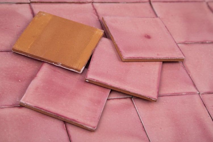 Quadratische Keramikfliesen für den Innenbereich