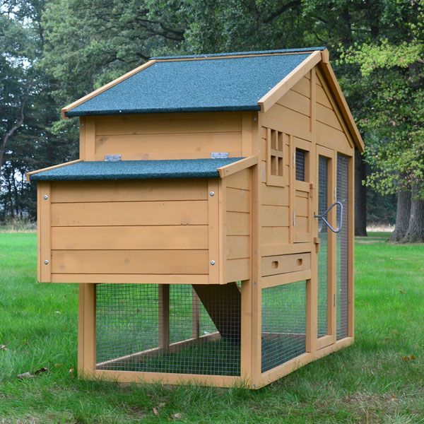 Hühnerstall aus Holz mit integriertem Freilaufgehege, Satteldach und Nistkasten.