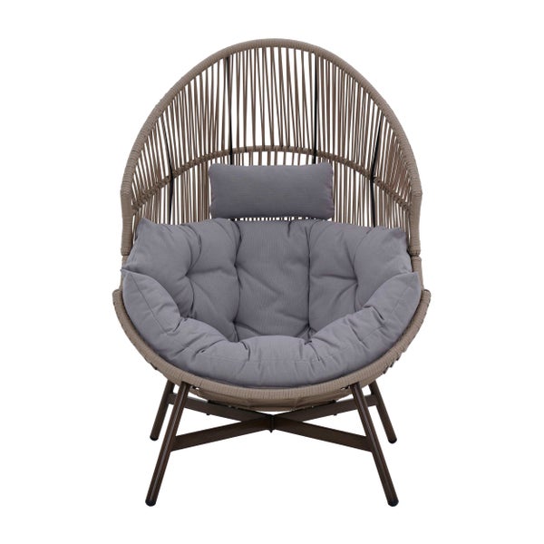 Loungesessel in Eiform mit braunem Kunststoffgeflecht, grauen Polstern und dunklem Metallgestell.