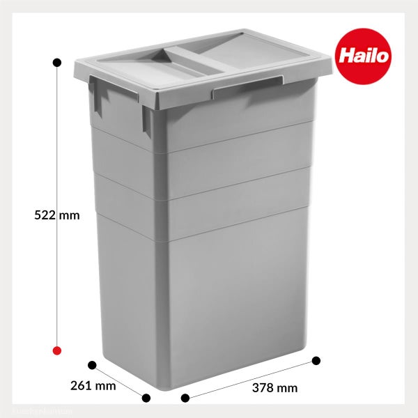 Grauer Mülleimer aus Kunststoff mit Deckel von Hailo. Maße: Höhe 522 Millimeter, Breite 378 Millimeter, Tiefe 261 Millimeter. Hailo Logo.