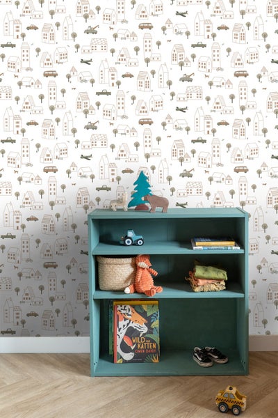 Regal im Kinderzimmer mit Spielzeug und Tapete mit Stadtmotiv