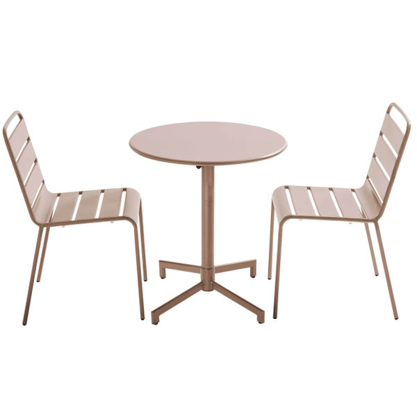 Dreiteiliges Garten-Set bestehend aus einem runden Tisch mit Säulenfuß und zwei passenden Metallstühlen mit Lattenoptik.