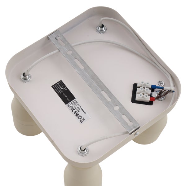 Blick auf die Rückseite einer beigen Deckenleuchte mit Befestigungsmaterial