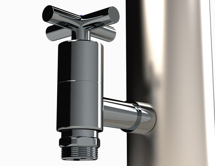 Verchromter Wasserhahn mit Kreuzgriff und Gewindeanschluss an einem Metallrohr.