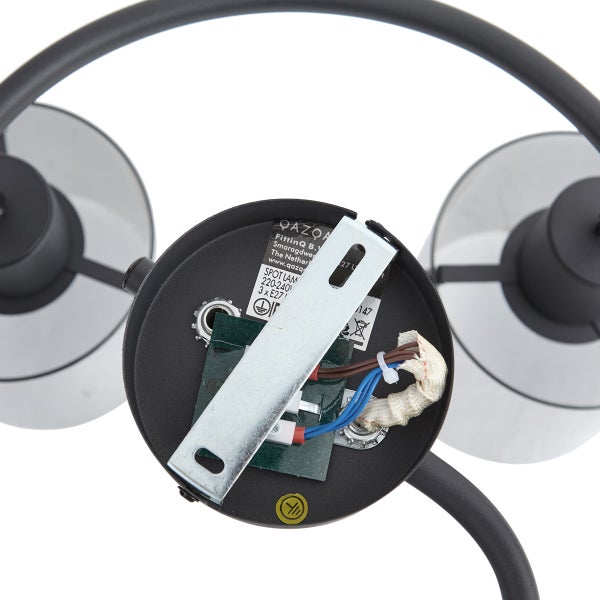 Detailansicht einer schwarzen QAZOA Deckenleuchte mit offener Verkabelung und Befestigungselementen.