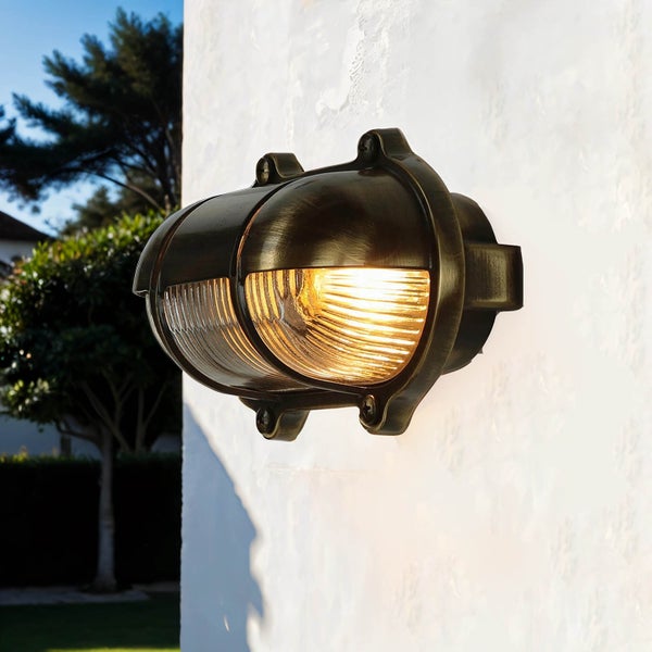 Außenleuchte aus Metall und Glas an einer weißen Wand