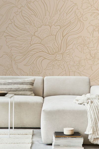 Wohnzimmer mit Couch und floral gemusterter Tapete