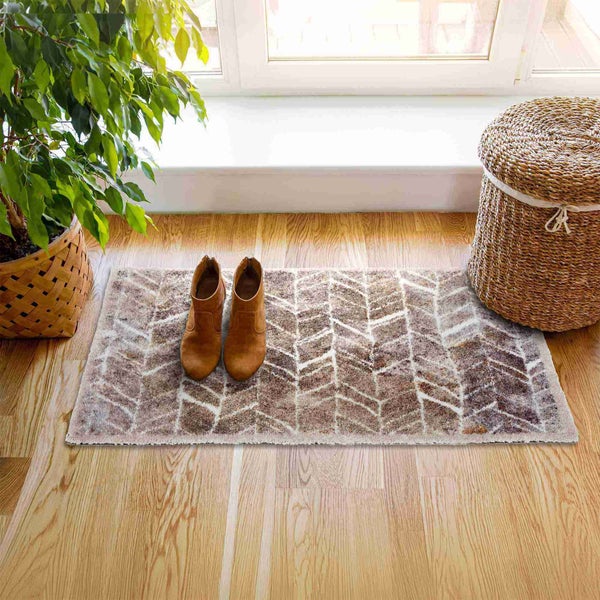 Szene mit Läufer, Schuhen, Pflanze und Korb auf Holzboden