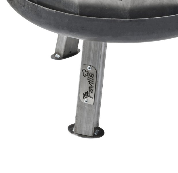 Detailansicht Feuerstelle mit Metallfuß und Firmenlogo