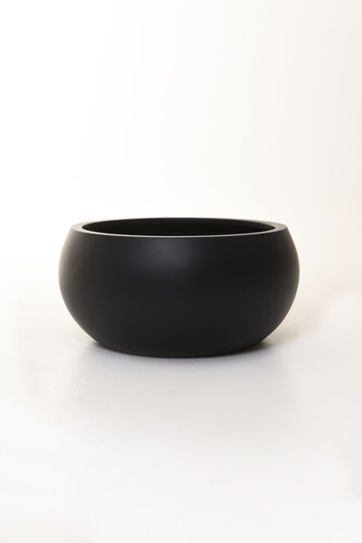 Runder, schwarzer Pflanzkübel in Schalenform.