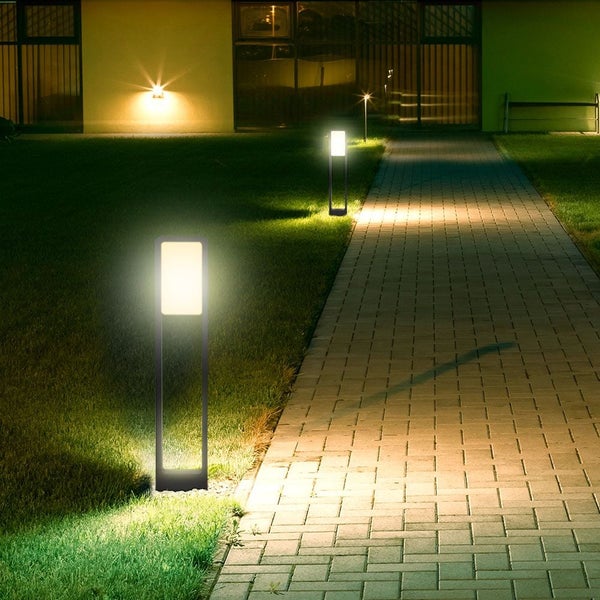 Beleuchteter Gartenweg mit mehreren Wegeleuchten.