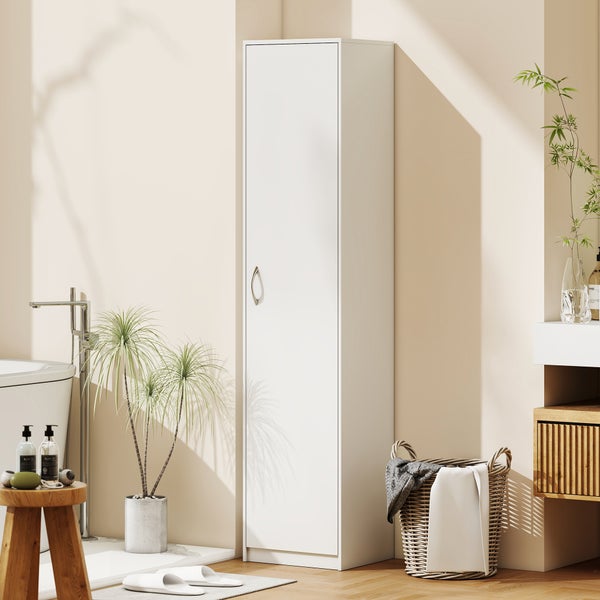 Weißer Badezimmer-Hochschrank in einem hellen, modernen Badezimmer neben einer Zimmerpflanze und einem Wäschekorb aus Geflecht.