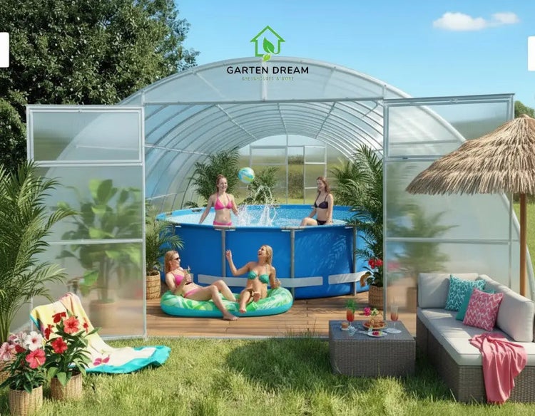 Rundes blaues Schwimmbecken unter einer bogenförmigen lichtdurchlässigen Überdachung Garten Dream Logo in einem hellen Garten mit Lounge-Möbeln.