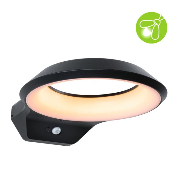 Moderne schwarze Außenwandleuchte mit Bewegungsmelder und warmweißem Lichtring. Symbol für insektenfreundliche Beleuchtung.