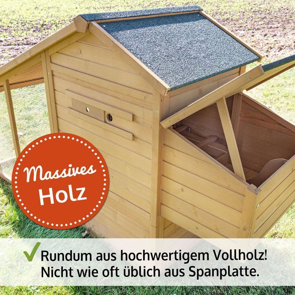 Hühnerstall aus massivem Vollholz mit Spitzdach und seitlichem Nistkasten.