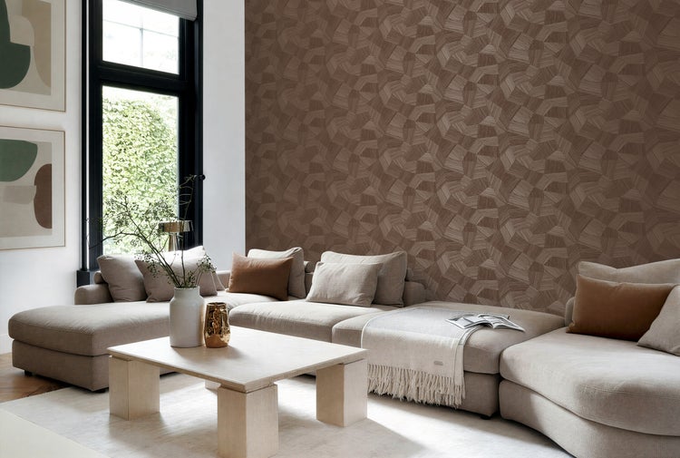 Wohnzimmer mit Sofa, Couchtisch und gemusterter Tapete