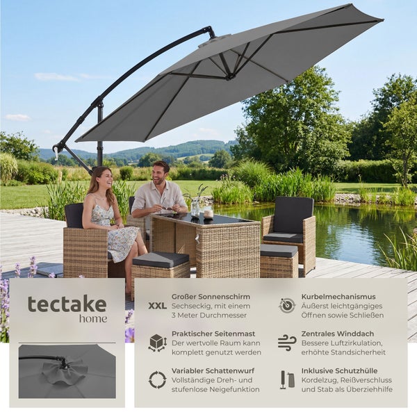 tectake home Logo. Grauer sechseckiger Ampelschirm, circa 3 Meter Durchmesser, über Gartenmöbeln am Teich, mit Kurbel, Winddach und Neigefunktion.