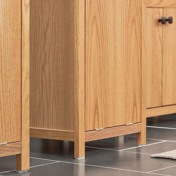 Detailaufnahme eines Badezimmerschranks aus Holz mit Tür