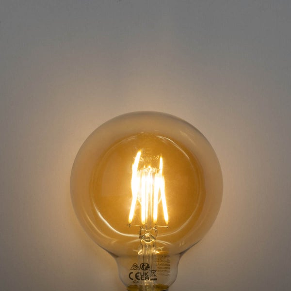 LED-Filament-Globelampe G95 mit warmweißem Licht und bernsteinfarbenem Glas.