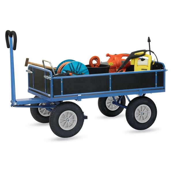 Blauer Handwagen mit Luftbereifung, beladen mit Gartengeräten wie Schlauchtrommel, Laubbläser und Hochdruckreiniger.