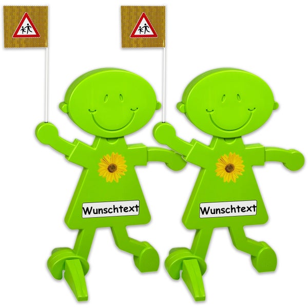 Gartenszene mit Metallschaukelbank und Kissen mit Schmetterlingsmuster